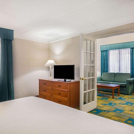 Super 8 By Wyndham Eagle Pass Hotell Exteriör bild
