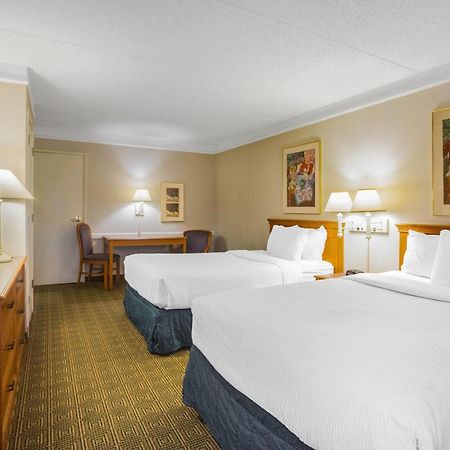 Super 8 By Wyndham Eagle Pass Hotell Exteriör bild