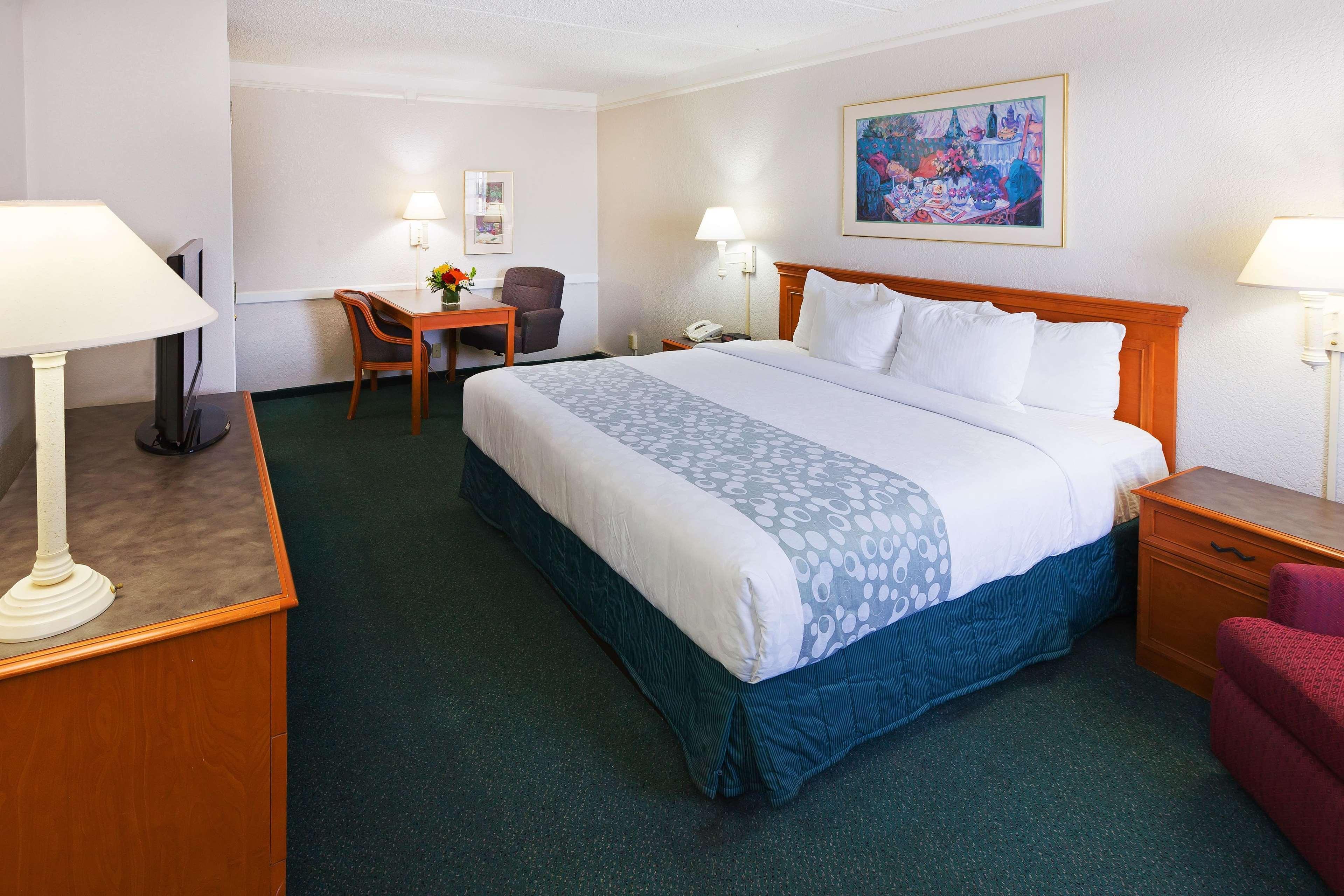 Super 8 By Wyndham Eagle Pass Hotell Exteriör bild