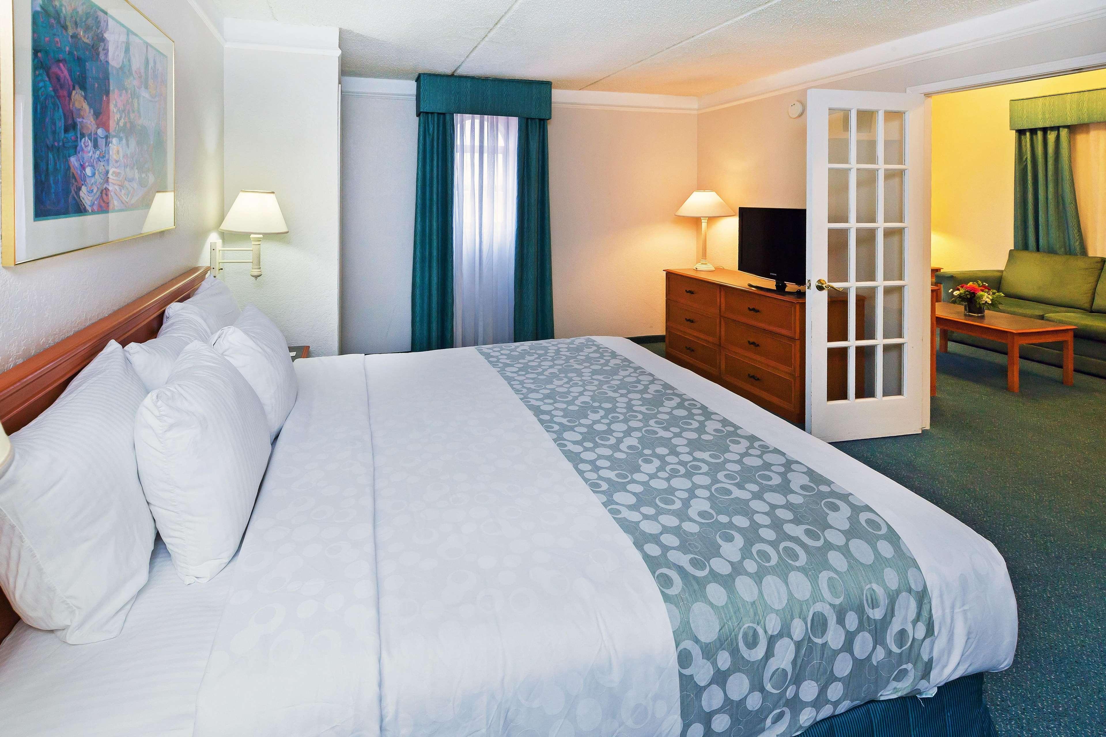 Super 8 By Wyndham Eagle Pass Hotell Exteriör bild
