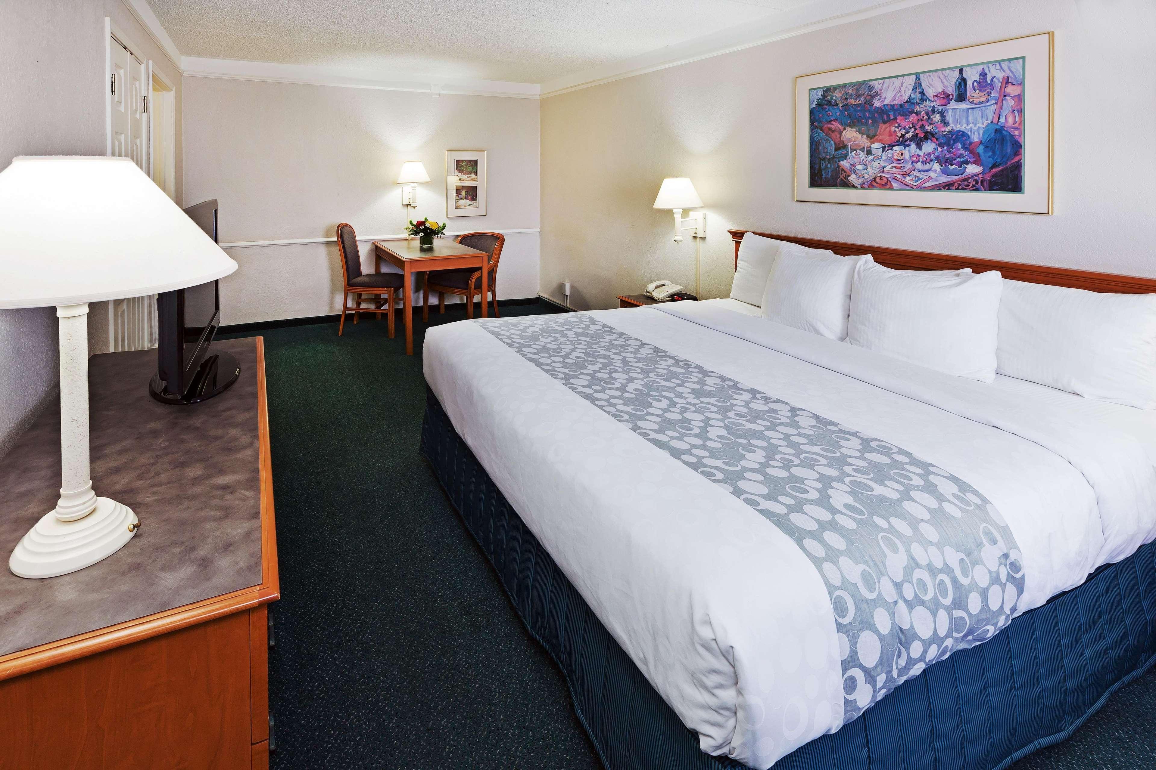 Super 8 By Wyndham Eagle Pass Hotell Exteriör bild