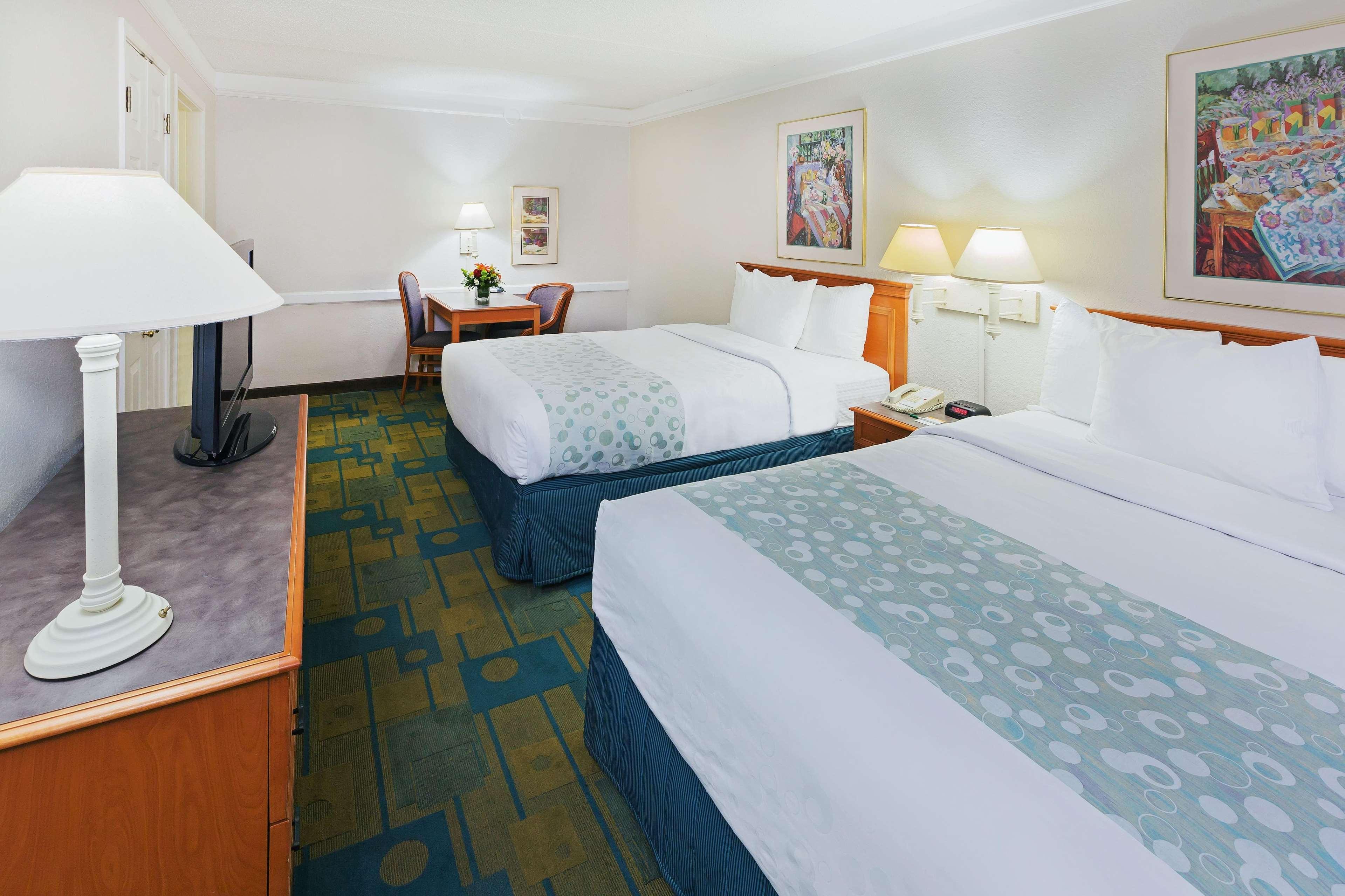 Super 8 By Wyndham Eagle Pass Hotell Exteriör bild