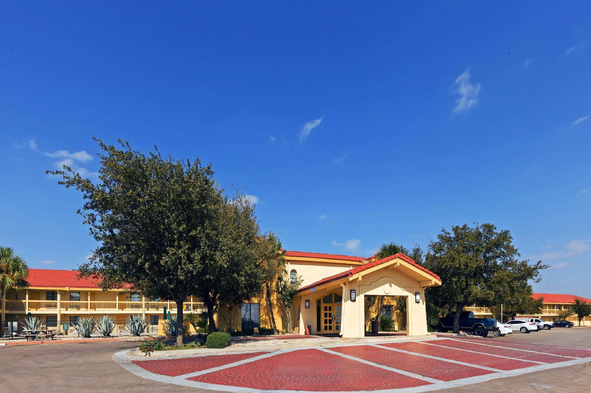 Super 8 By Wyndham Eagle Pass Hotell Exteriör bild