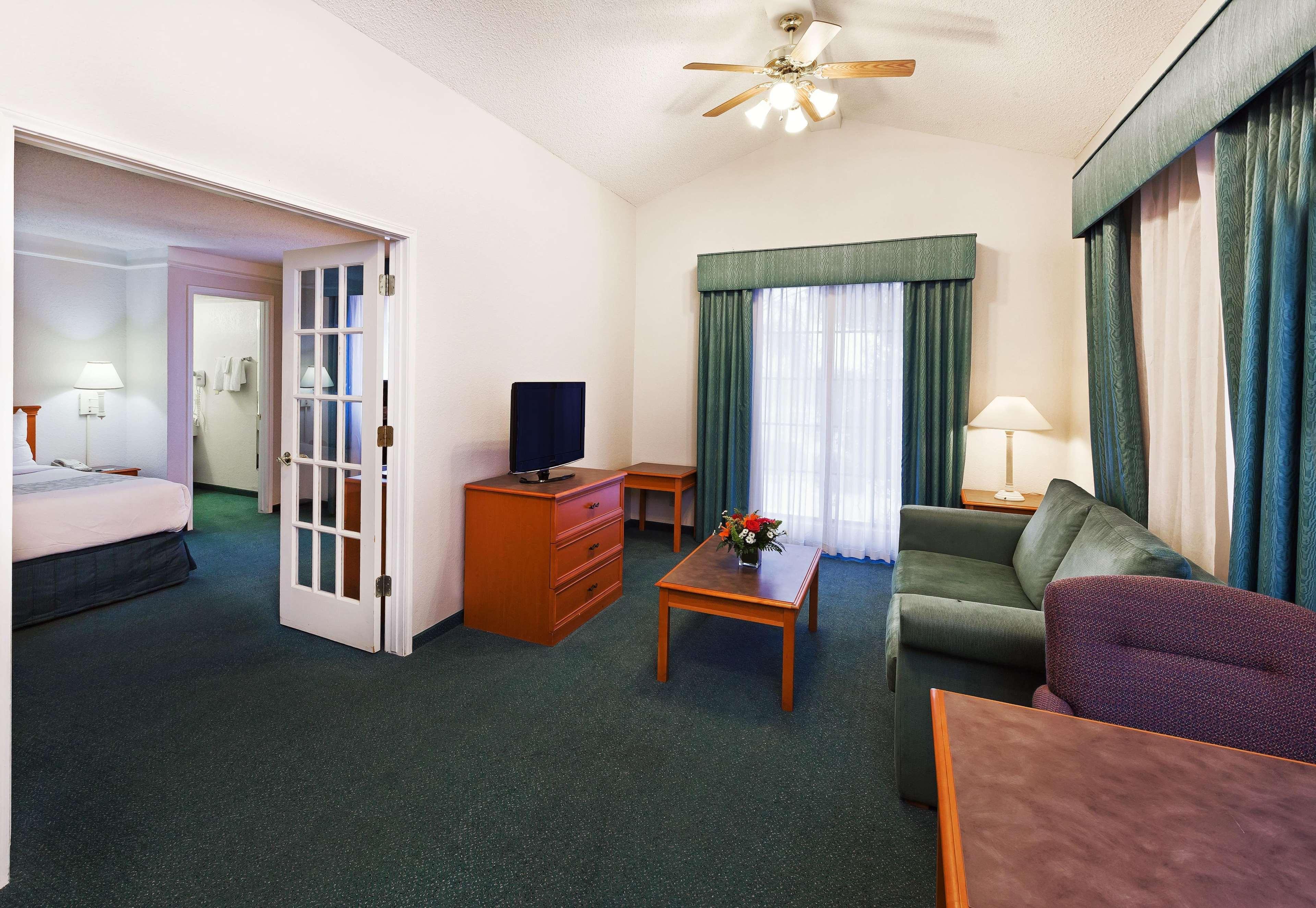 Super 8 By Wyndham Eagle Pass Hotell Exteriör bild