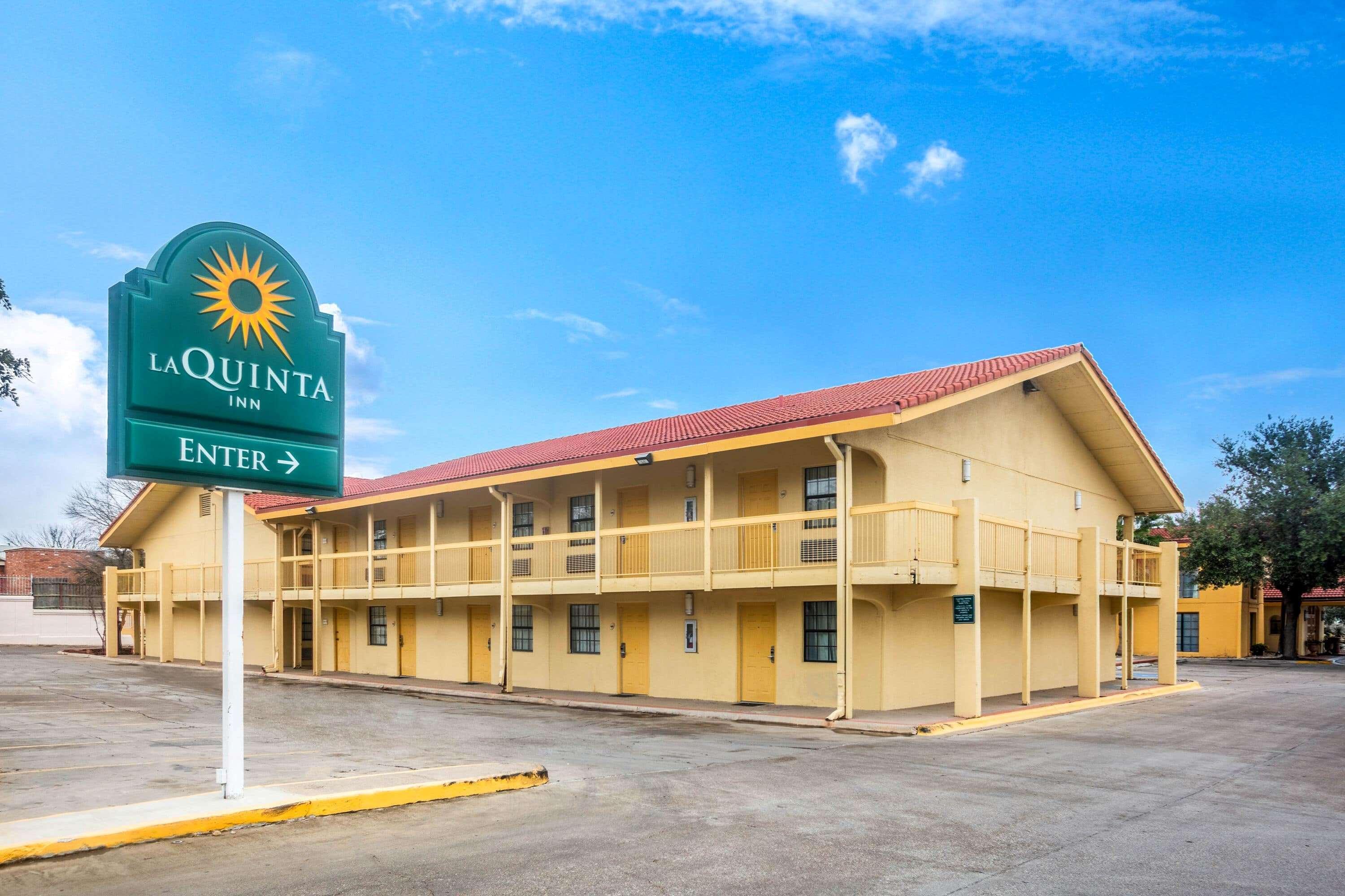 Super 8 By Wyndham Eagle Pass Hotell Exteriör bild