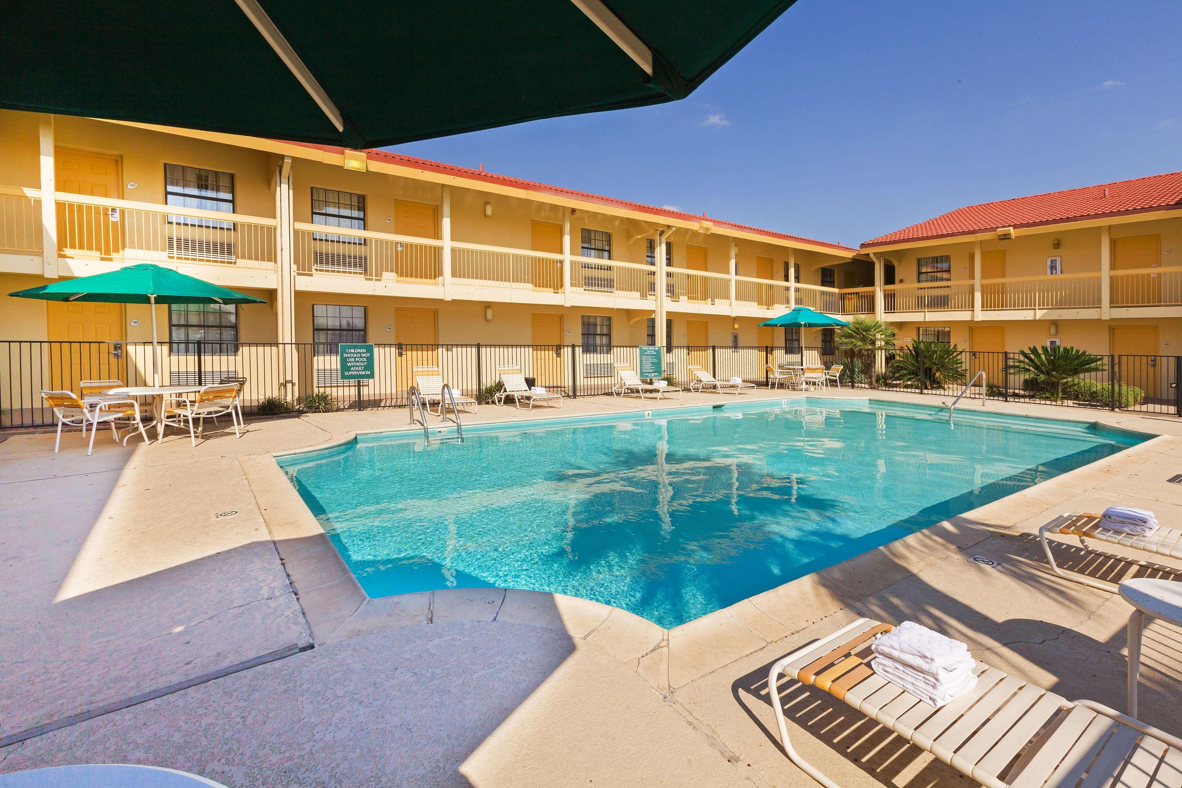 Super 8 By Wyndham Eagle Pass Hotell Exteriör bild