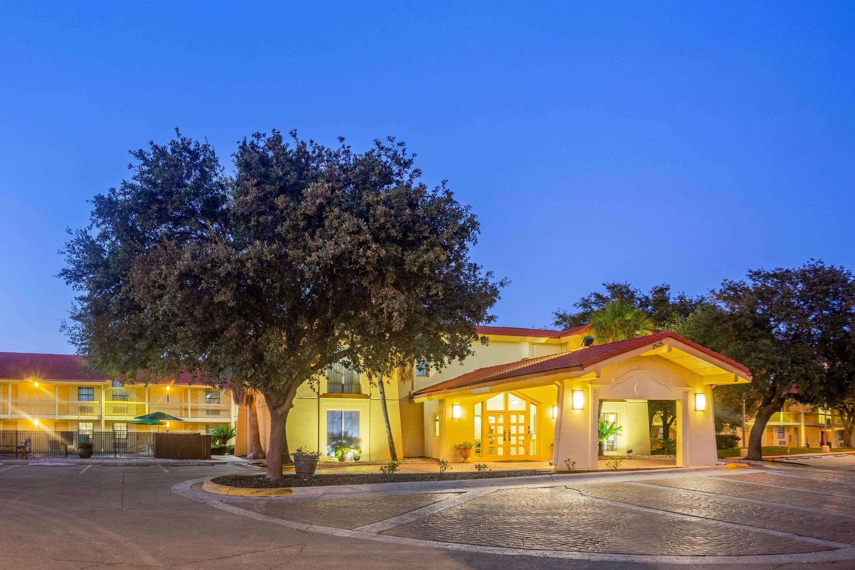 Super 8 By Wyndham Eagle Pass Hotell Exteriör bild
