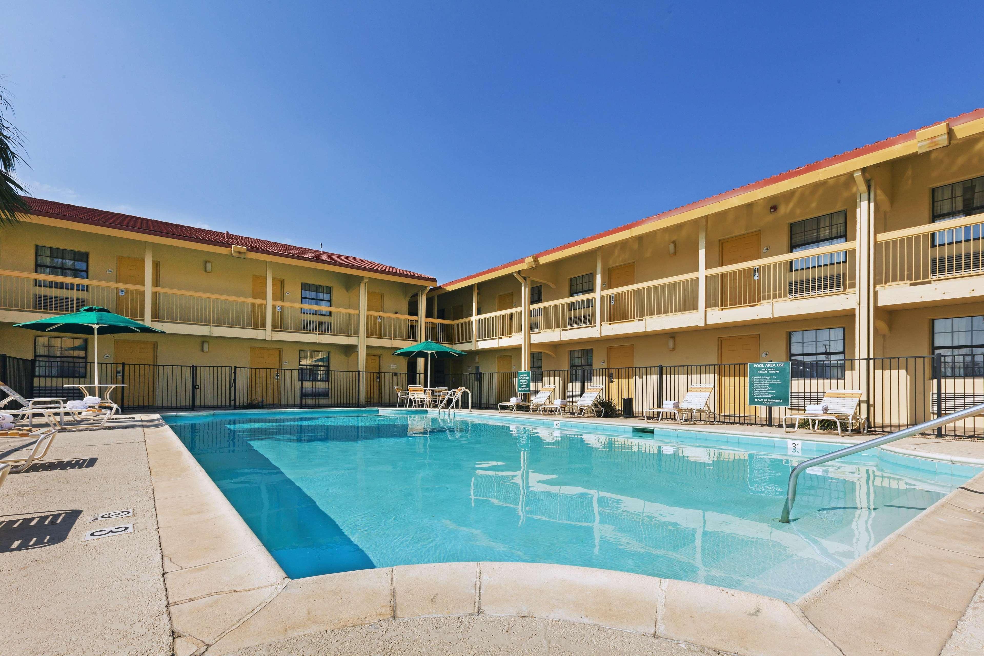Super 8 By Wyndham Eagle Pass Hotell Exteriör bild