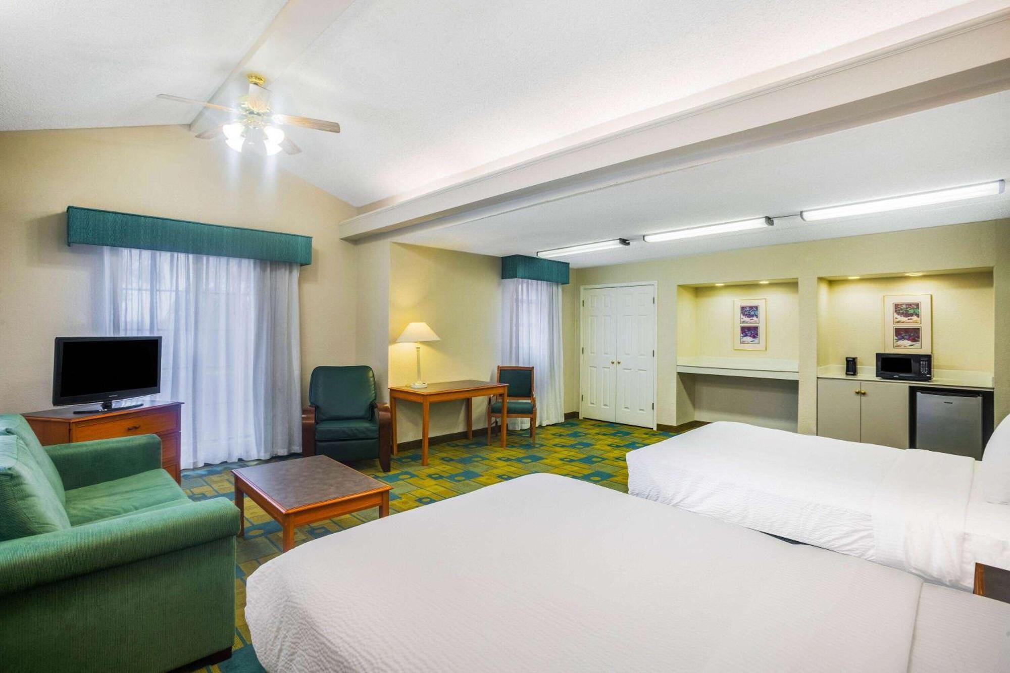 Super 8 By Wyndham Eagle Pass Hotell Exteriör bild