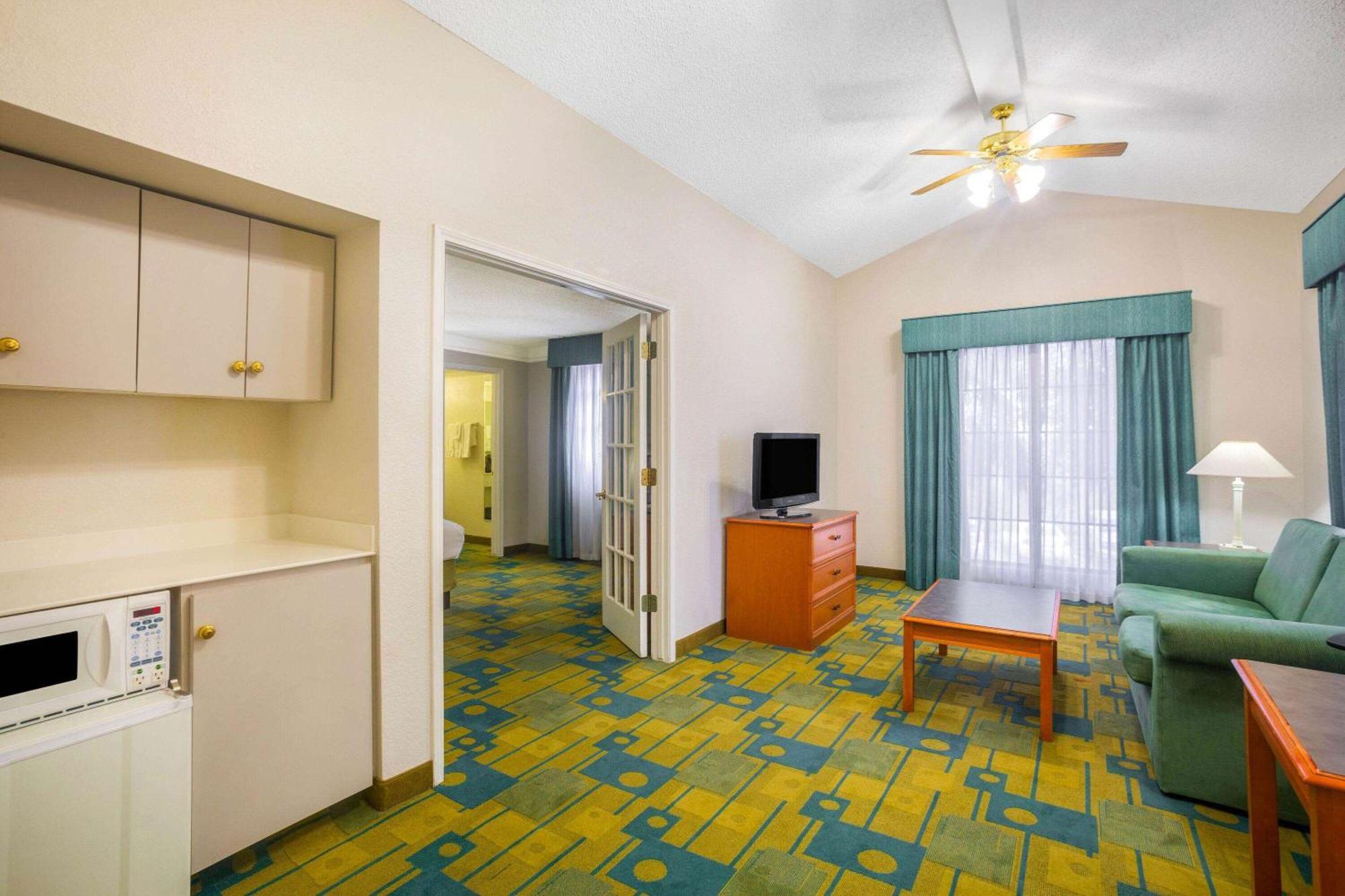 Super 8 By Wyndham Eagle Pass Hotell Exteriör bild