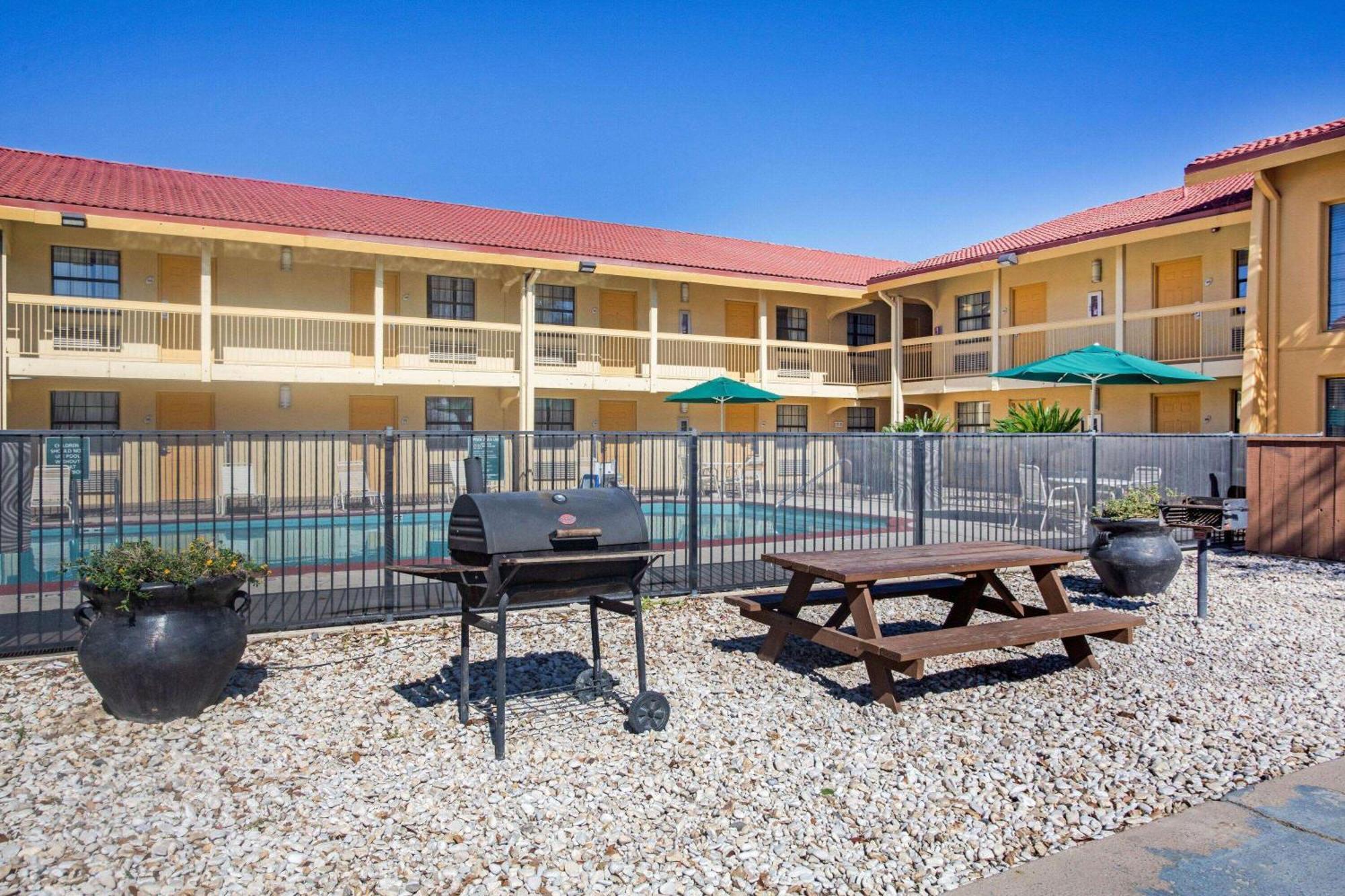Super 8 By Wyndham Eagle Pass Hotell Exteriör bild