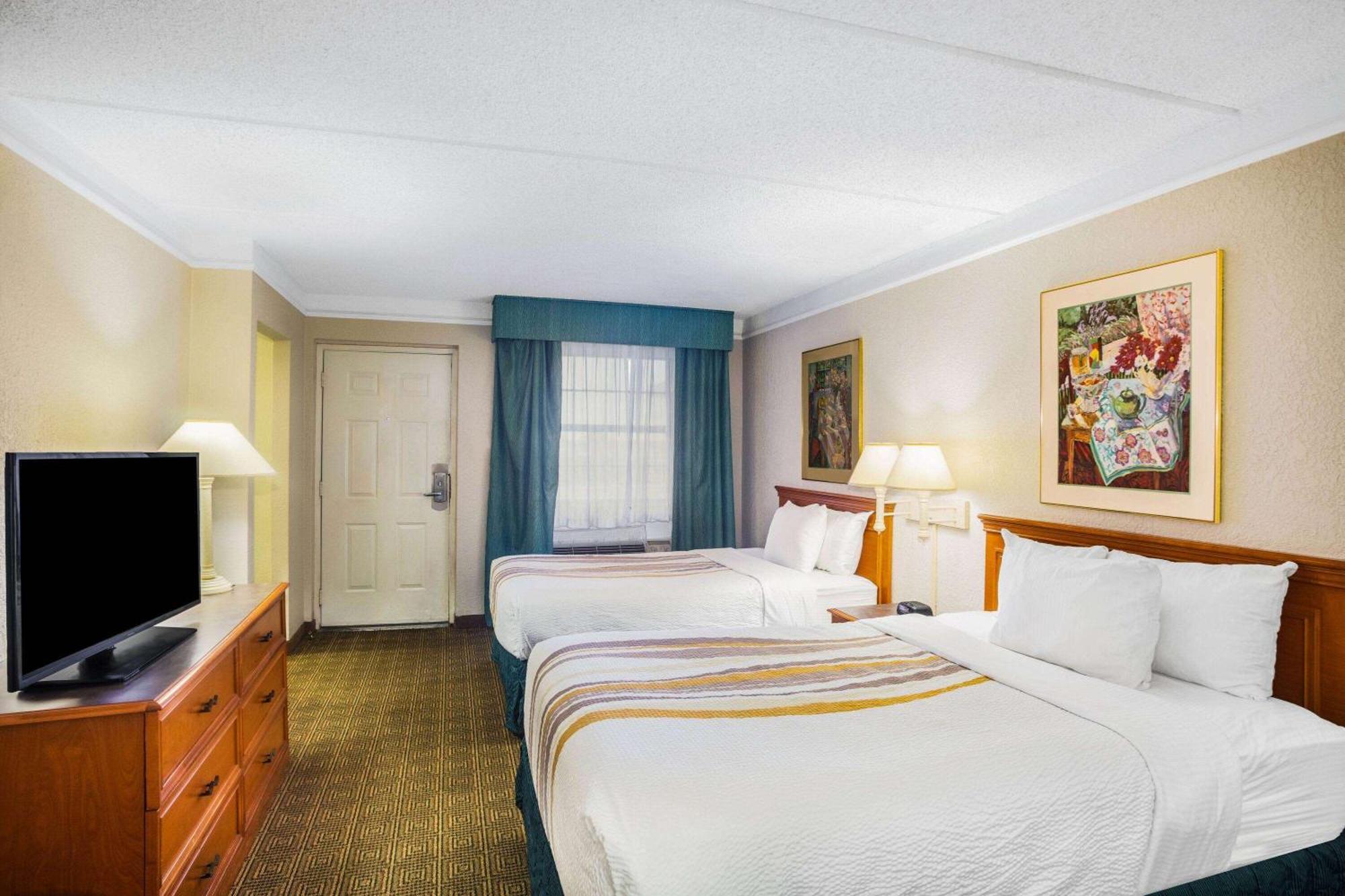 Super 8 By Wyndham Eagle Pass Hotell Exteriör bild