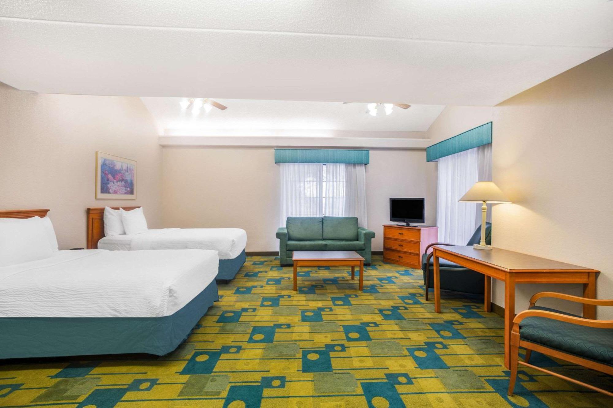 Super 8 By Wyndham Eagle Pass Hotell Exteriör bild