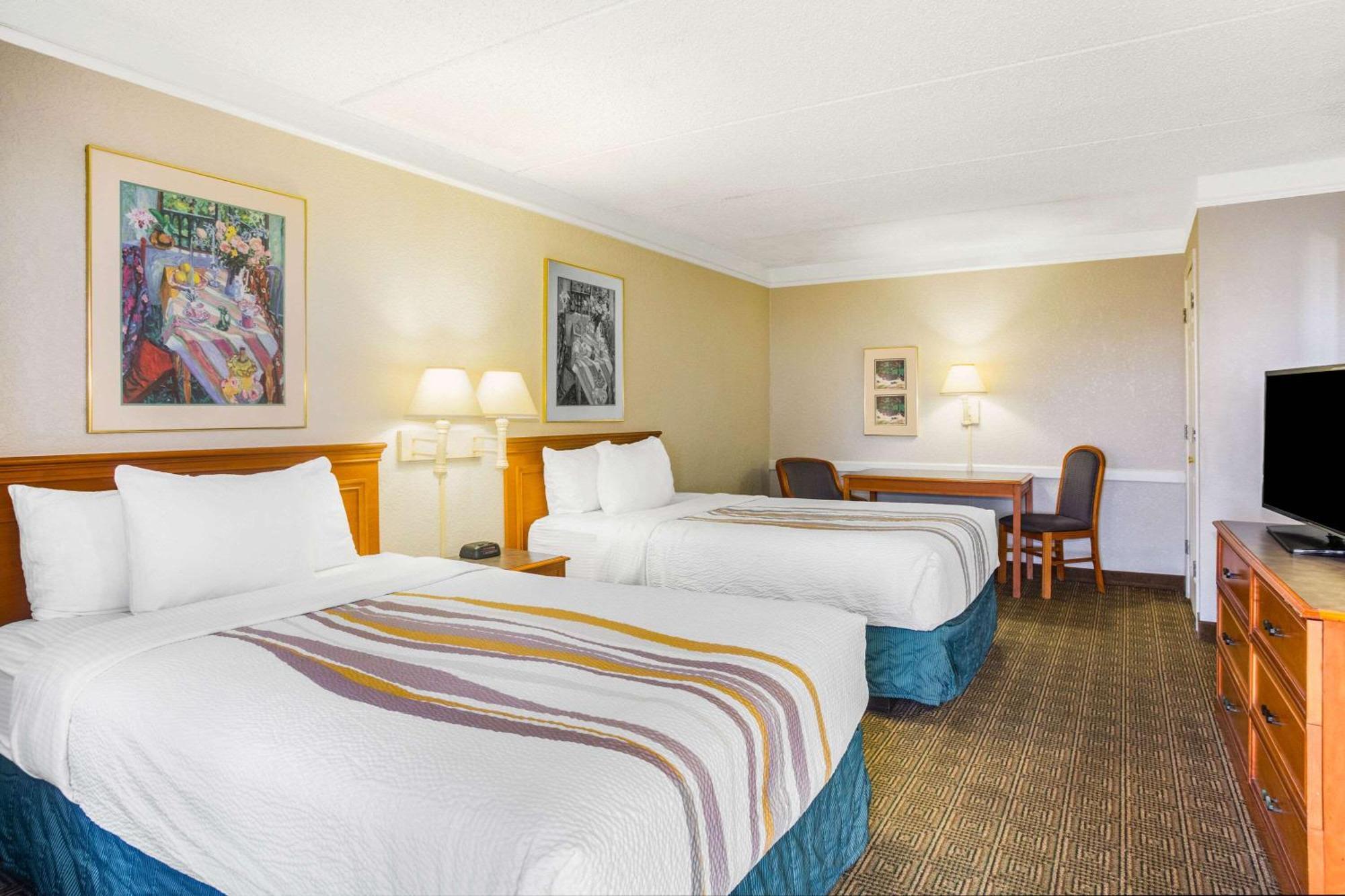 Super 8 By Wyndham Eagle Pass Hotell Exteriör bild