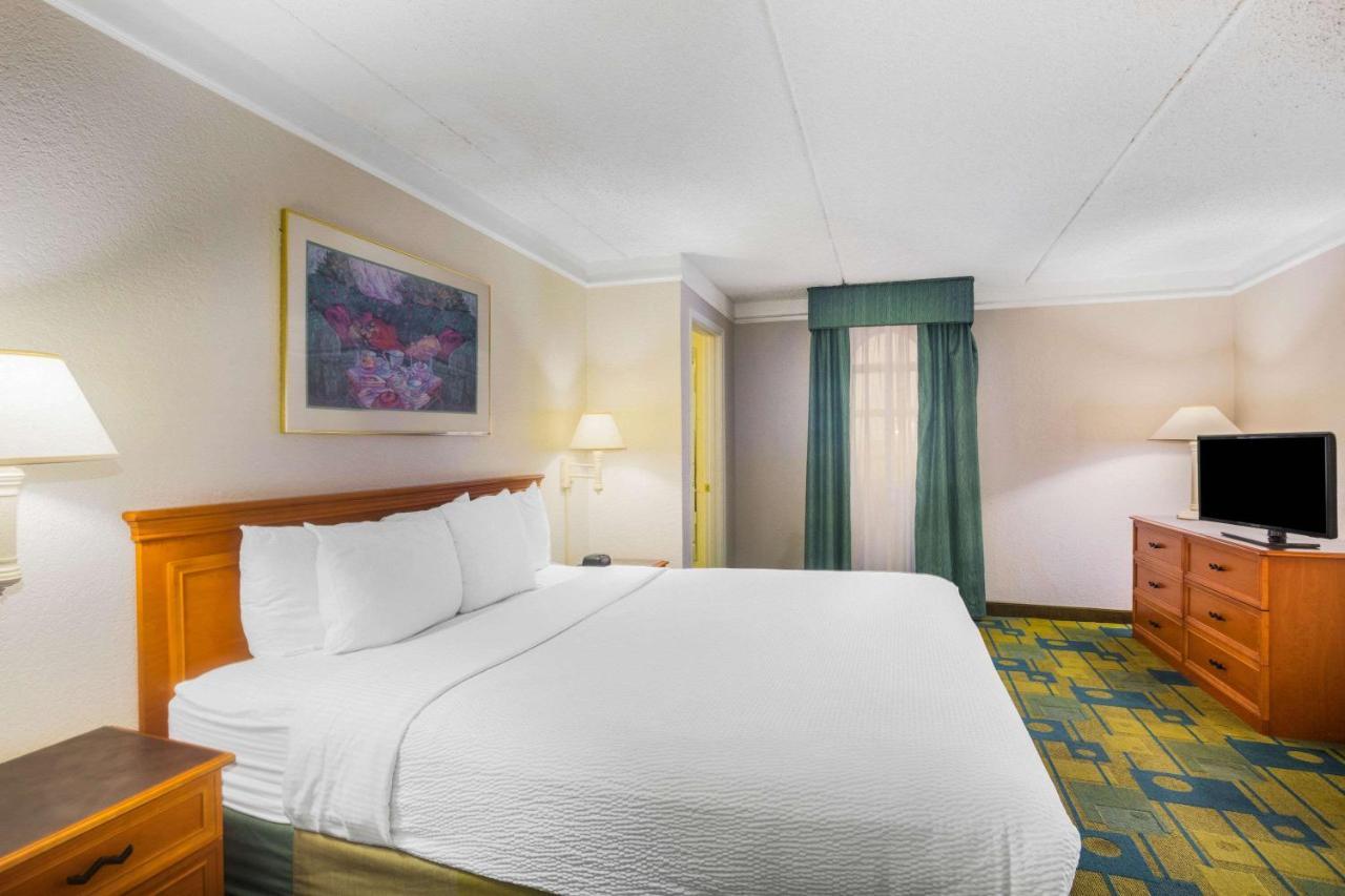 Super 8 By Wyndham Eagle Pass Hotell Exteriör bild