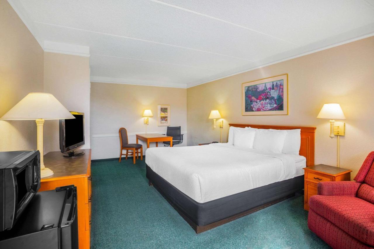 Super 8 By Wyndham Eagle Pass Hotell Exteriör bild