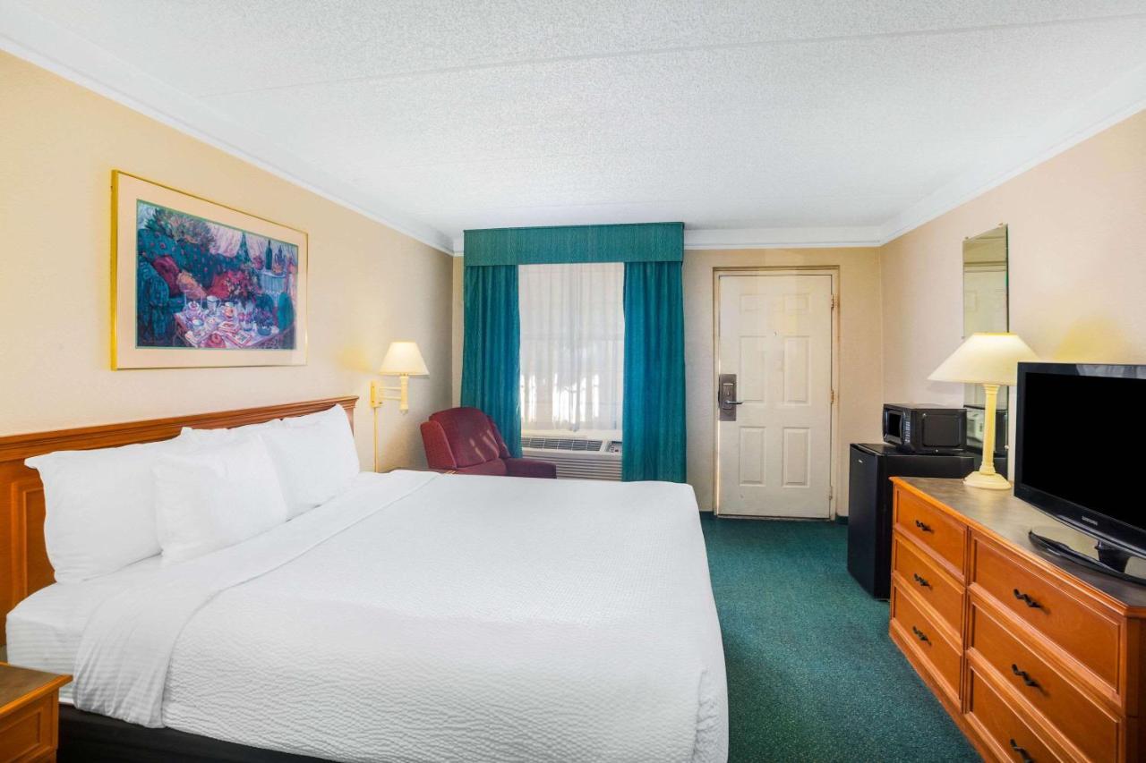 Super 8 By Wyndham Eagle Pass Hotell Exteriör bild