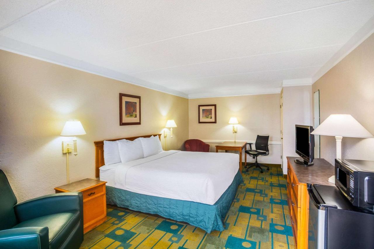 Super 8 By Wyndham Eagle Pass Hotell Exteriör bild