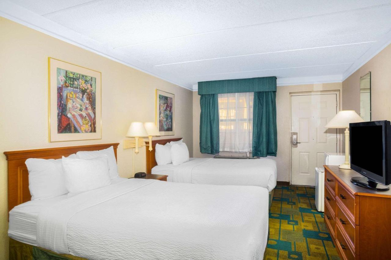 Super 8 By Wyndham Eagle Pass Hotell Exteriör bild