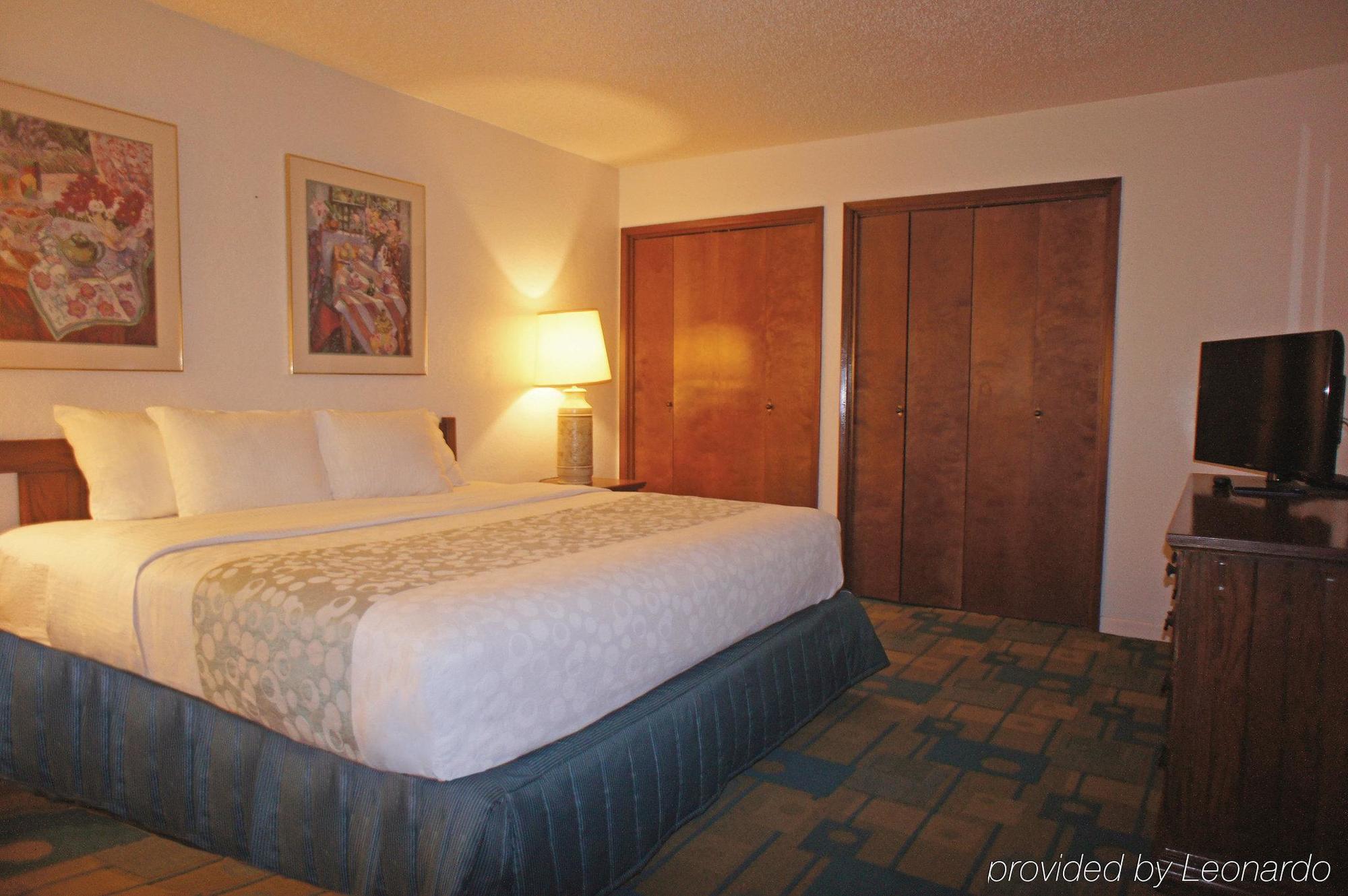 Super 8 By Wyndham Eagle Pass Hotell Exteriör bild