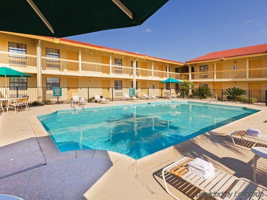 Super 8 By Wyndham Eagle Pass Hotell Exteriör bild
