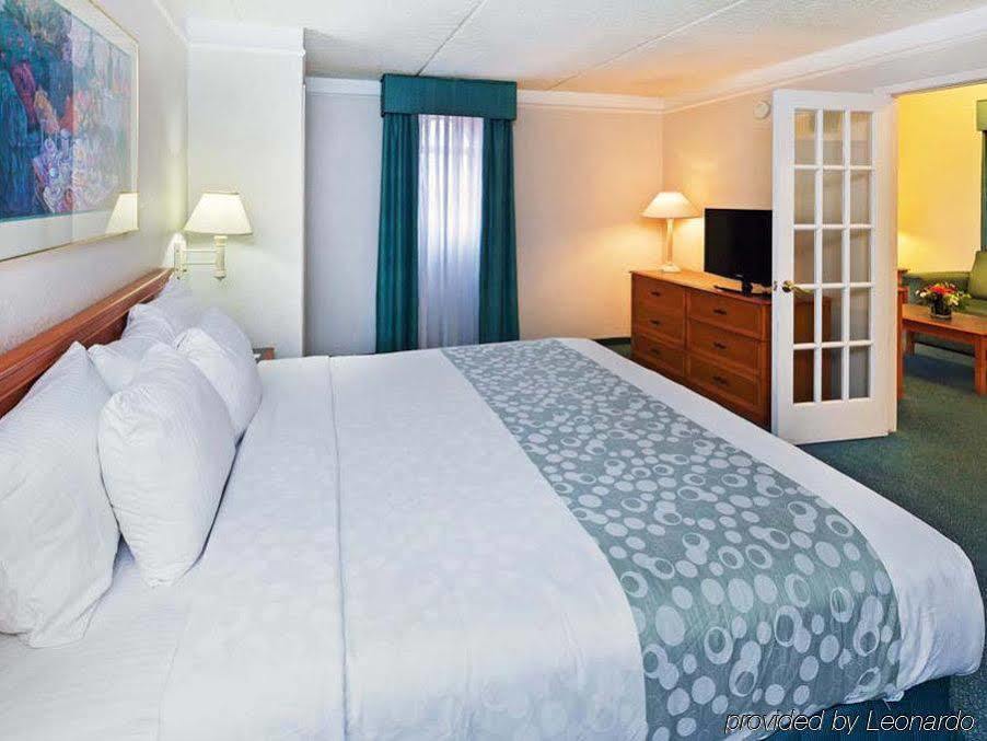 Super 8 By Wyndham Eagle Pass Hotell Exteriör bild